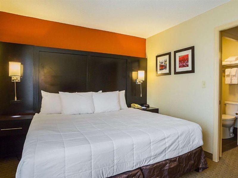 אוונסוויל Clarion Inn & Suites מראה חיצוני תמונה