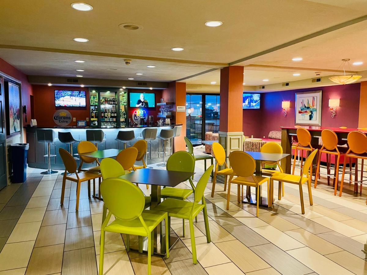 אוונסוויל Clarion Inn & Suites מראה חיצוני תמונה