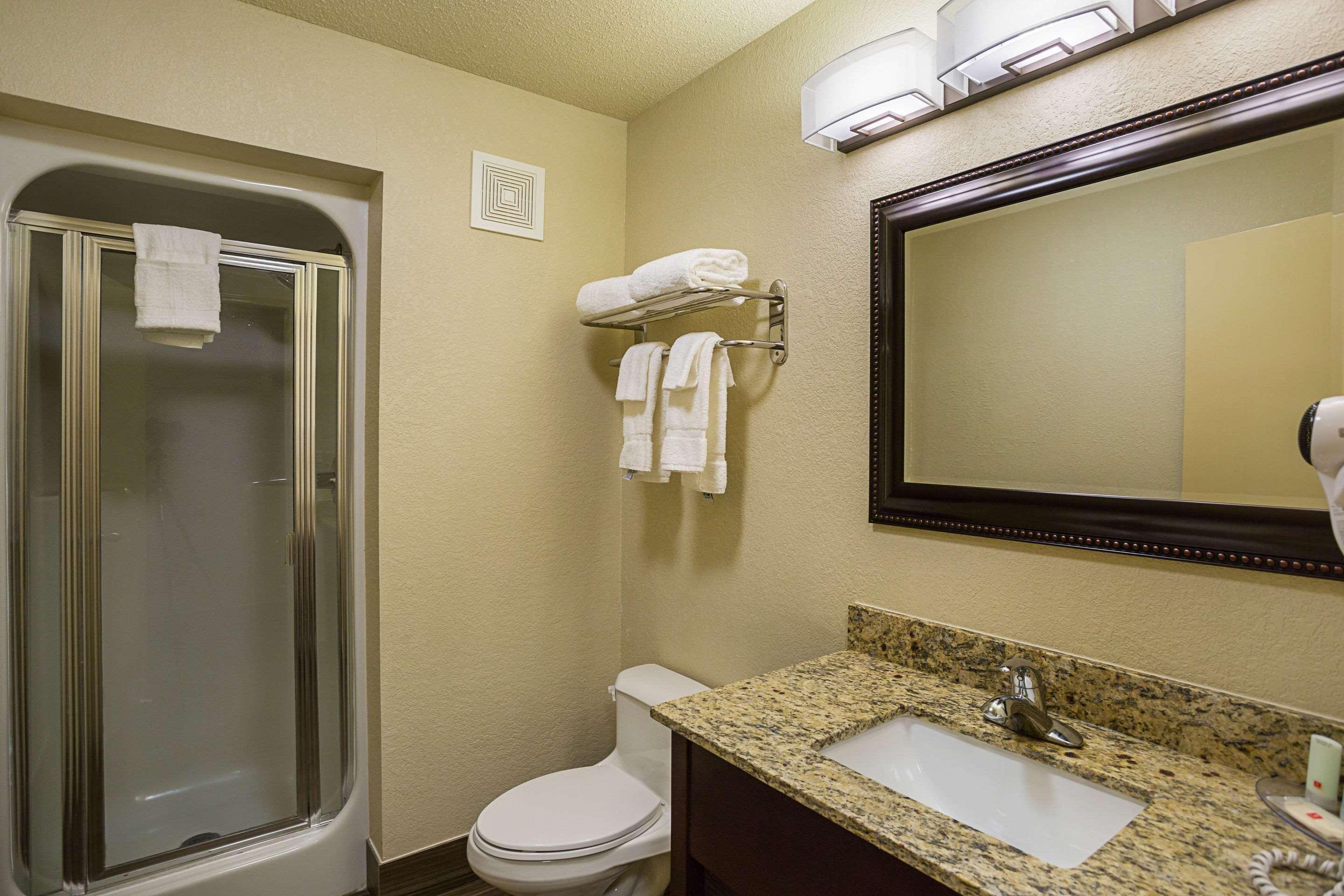 אוונסוויל Clarion Inn & Suites מראה חיצוני תמונה