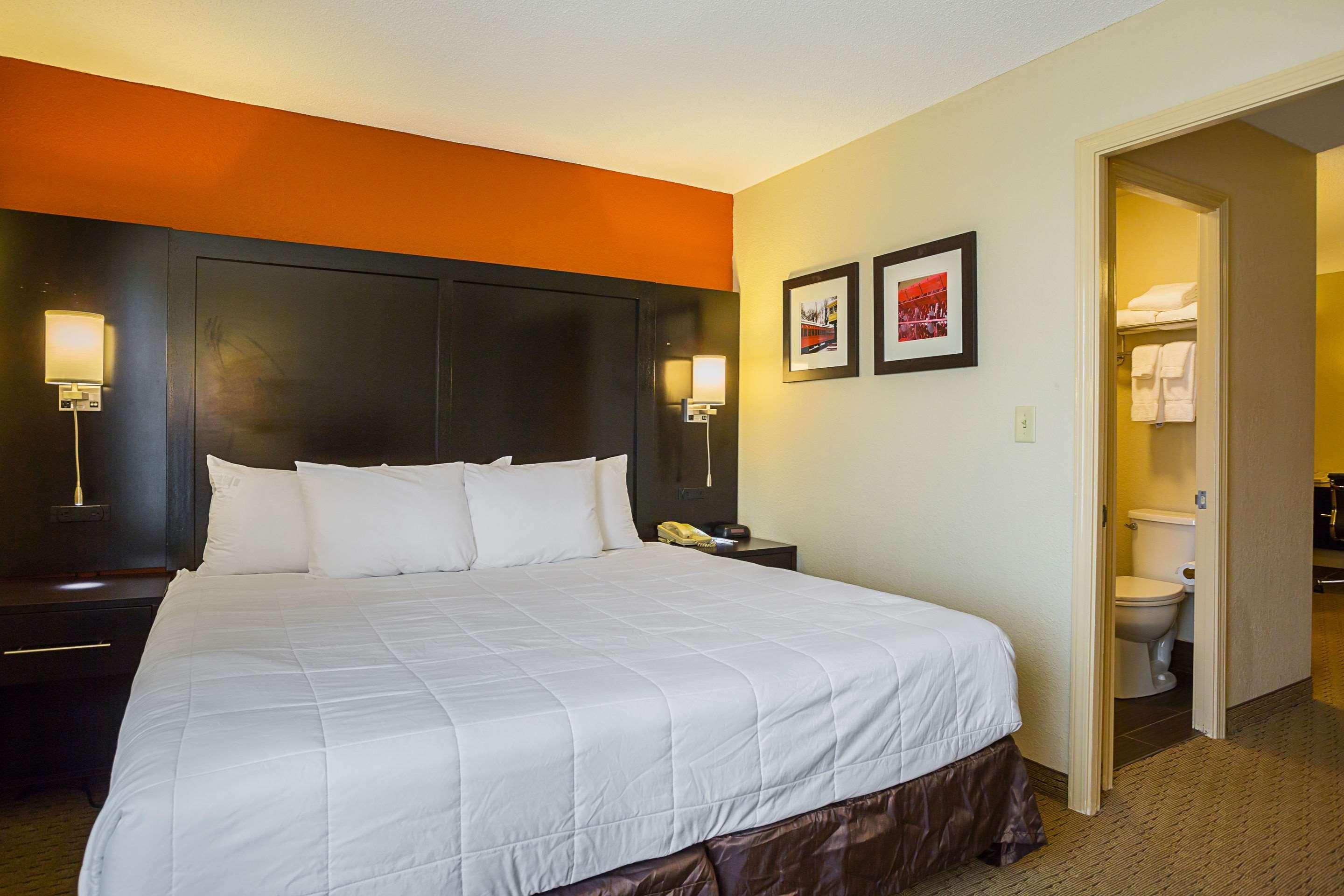 אוונסוויל Clarion Inn & Suites מראה חיצוני תמונה