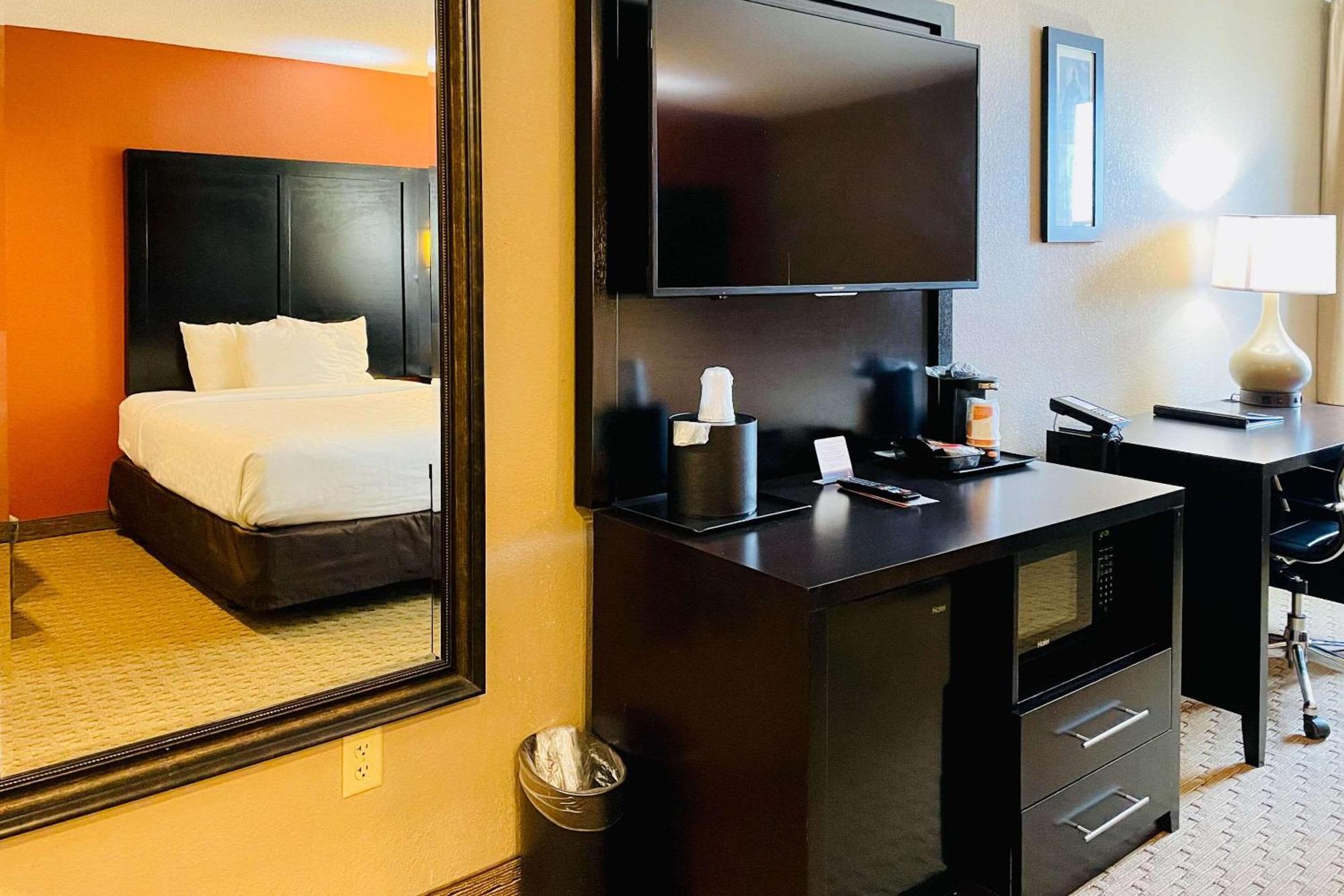 אוונסוויל Clarion Inn & Suites מראה חיצוני תמונה