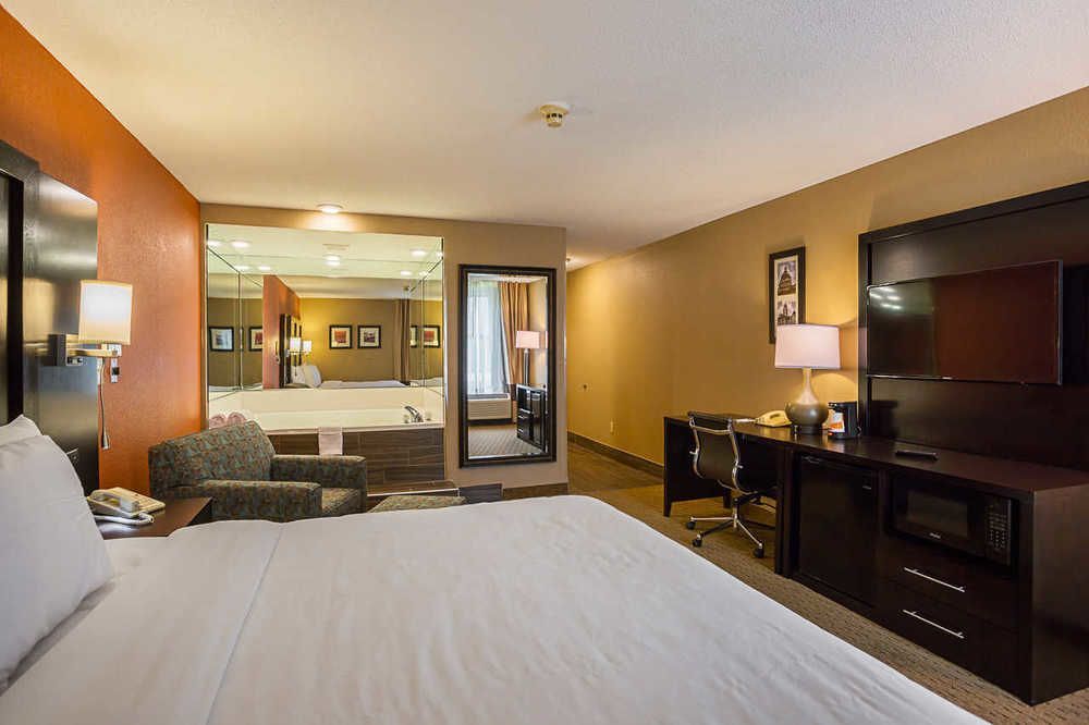 אוונסוויל Clarion Inn & Suites מראה חיצוני תמונה